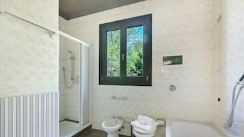 Villa familiare, camere multiple, 2 bagni, lato montagna (Three Lakes Villa Varese) | Bagno | Vasca e doccia separate, asciugacapelli, bidet, asciugamani
