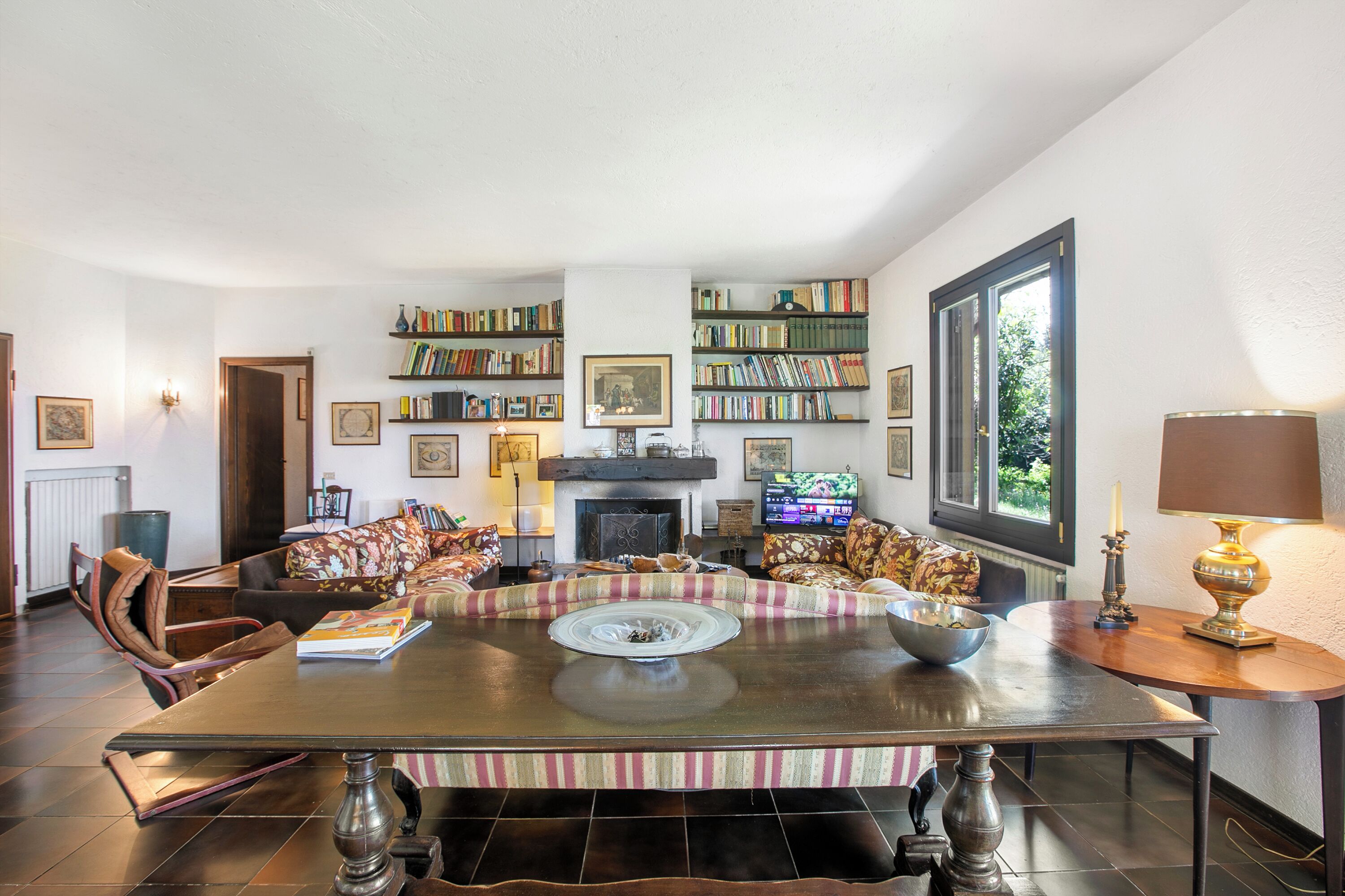 Villa familiare, camere multiple, 2 bagni, lato montagna (Three Lakes Villa Varese) | Soggiorno | TV 21 pollici con canali via cavo, caminetto, impianto stereo