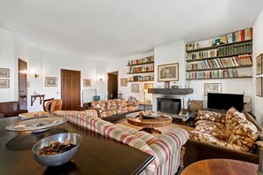 Villa familiale, plusieurs chambres, 2 salles de bains, côté montagne (Three Lakes Villa Varese) | Aire de séjour | Téléviseur de 21 po avec télévision par câble, foyer, chaîne audio