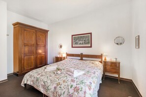 Villa Familiale, plusieurs chambres, 2 salles de bains, côté montagne (Three Lakes Villa Varese) | 3 chambres, espace de travail pour ordinateur portable, Wi-Fi gratuit