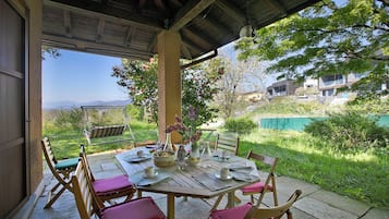 Biệt thự dành cho gia đình, nhiều phòng ngủ, 2 phòng tắm, cạnh núi (Three Lakes Villa Varese) | Khu ẩm thực ngoài trời
