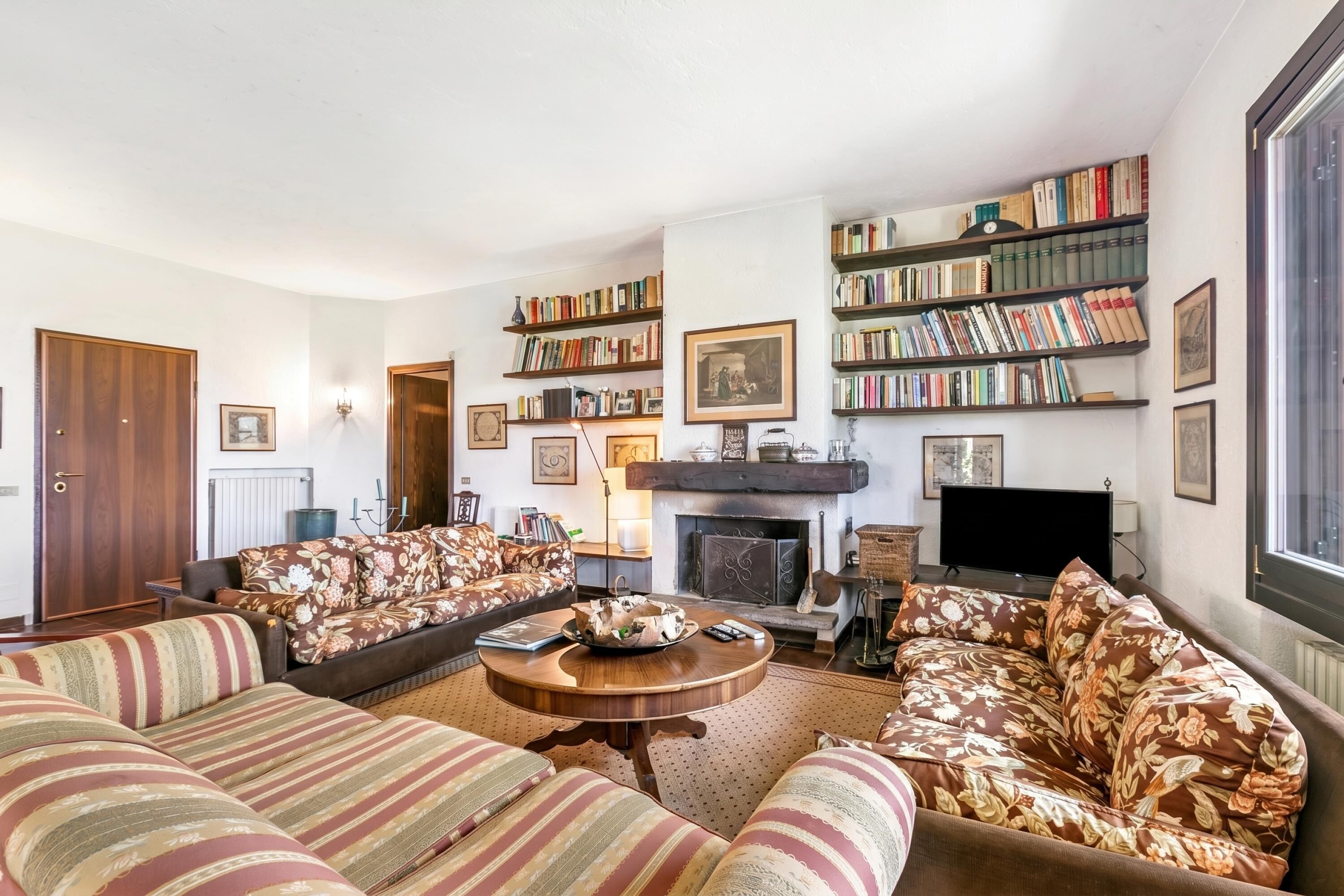 Family Villa, Multiple Bedrooms, 2 Bathrooms, Mountainside (Three Lakes Villa Varese) | Living area | 21-inch TV with cable channels, fireplace, stereo