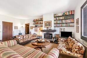 Villa familiale, plusieurs chambres, 2 salles de bains, côté montagne (Three Lakes Villa Varese) | Aire de séjour | Téléviseur de 21 po avec télévision par câble, foyer, chaîne audio