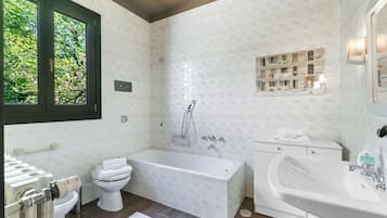 Biệt thự dành cho gia đình, nhiều phòng ngủ, 2 phòng tắm, cạnh núi (Three Lakes Villa Varese) | Phòng tắm | Bồn tắm và buồng tắm vòi sen riêng, máy sấy tóc, chậu vệ sinh/vòi rửa