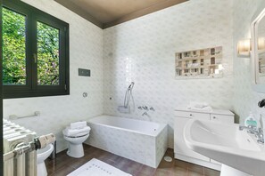 Family Villa, Multiple Bedrooms, 2 Bathrooms, Mountainside (Three Lakes Villa Varese) | Bathroom