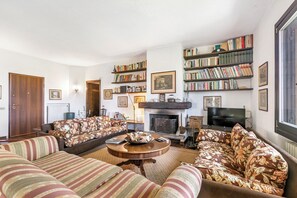 Villa familiale, plusieurs chambres, 2 salles de bains, côté montagne (Three Lakes Villa Varese) | Aire de séjour | Téléviseur de 21 po avec télévision par câble, foyer, chaîne audio