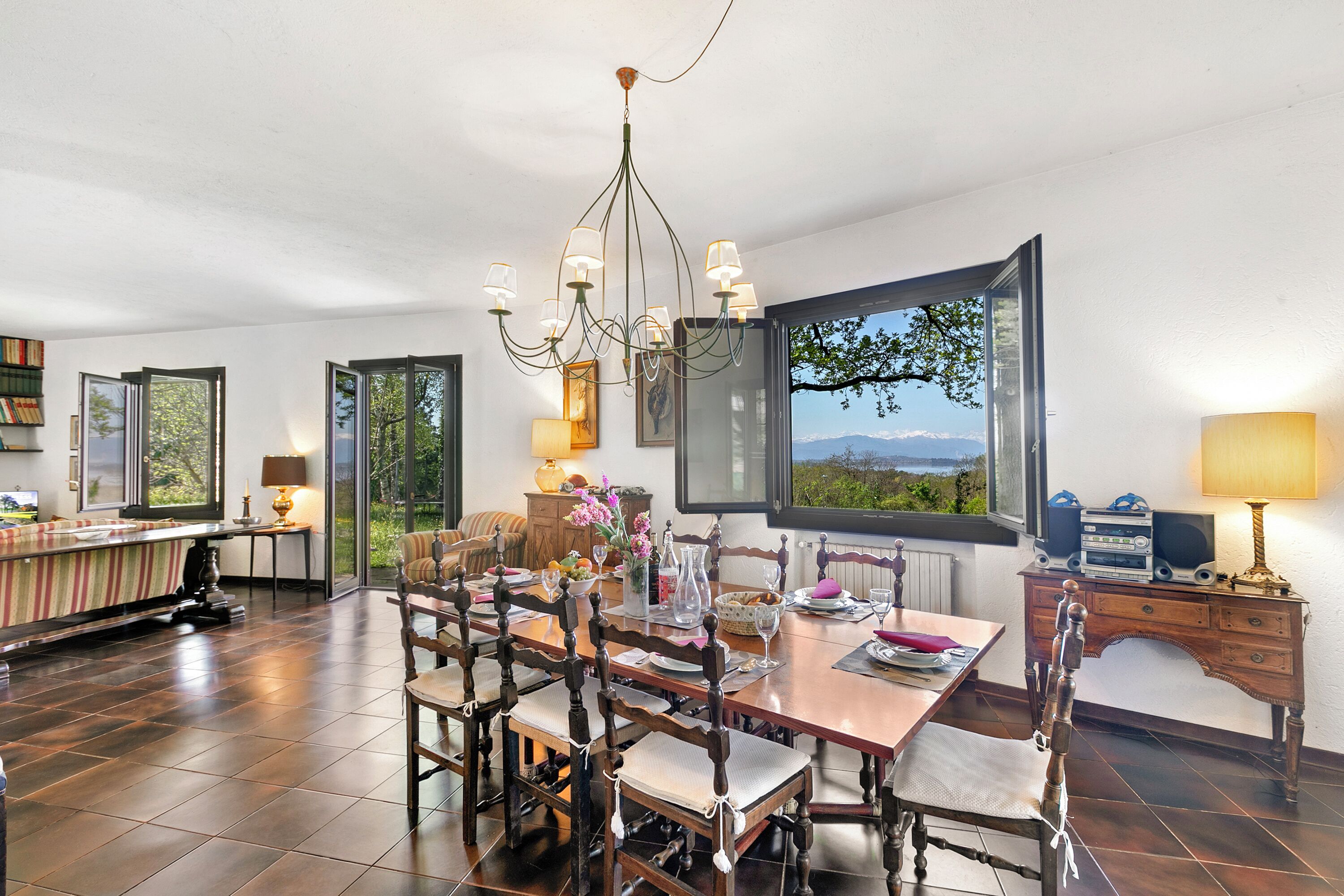 Perhehuvila, useita makuuhuoneita, 2 kylpyhuonetta, vuorten lähellä (Three Lakes Villa Varese) | Ruokailu