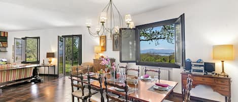 Perhehuvila, useita makuuhuoneita, 2 kylpyhuonetta, vuorten lähellä (Three Lakes Villa Varese) | Ruokailu