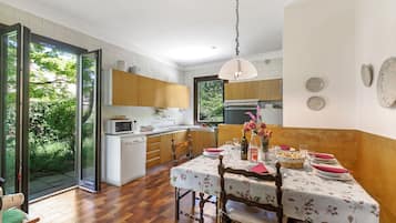 Villa familiare, camere multiple, 2 bagni, lato montagna (Three Lakes Villa Varese) | Pasti