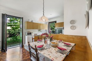 Villa familiale, plusieurs chambres, 2 salles de bains, côté montagne (Three Lakes Villa Varese) | Restauration