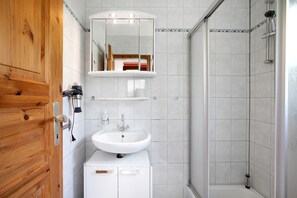 Een douche, een haardroger, handdoeken