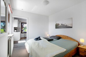 1 bedroom, free WiFi, bed sheets - Apartment 'Gartenwohnung' with Shared Garden and Wi-Fi (Westerdeichstrich)