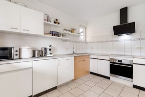 Frigorifero, microonde, forno, piano cottura