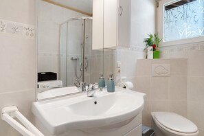 Douche, articles de toilette gratuits, sèche-cheveux