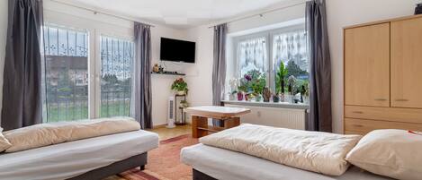 1 habitación, tabla de planchar con plancha, wifi gratis y ropa de cama