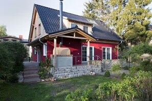 Exterior - Holiday Home 'Ferienhaus Haussee' with Lake View, Private Terrace and Wi-Fi (Himmelpfort)