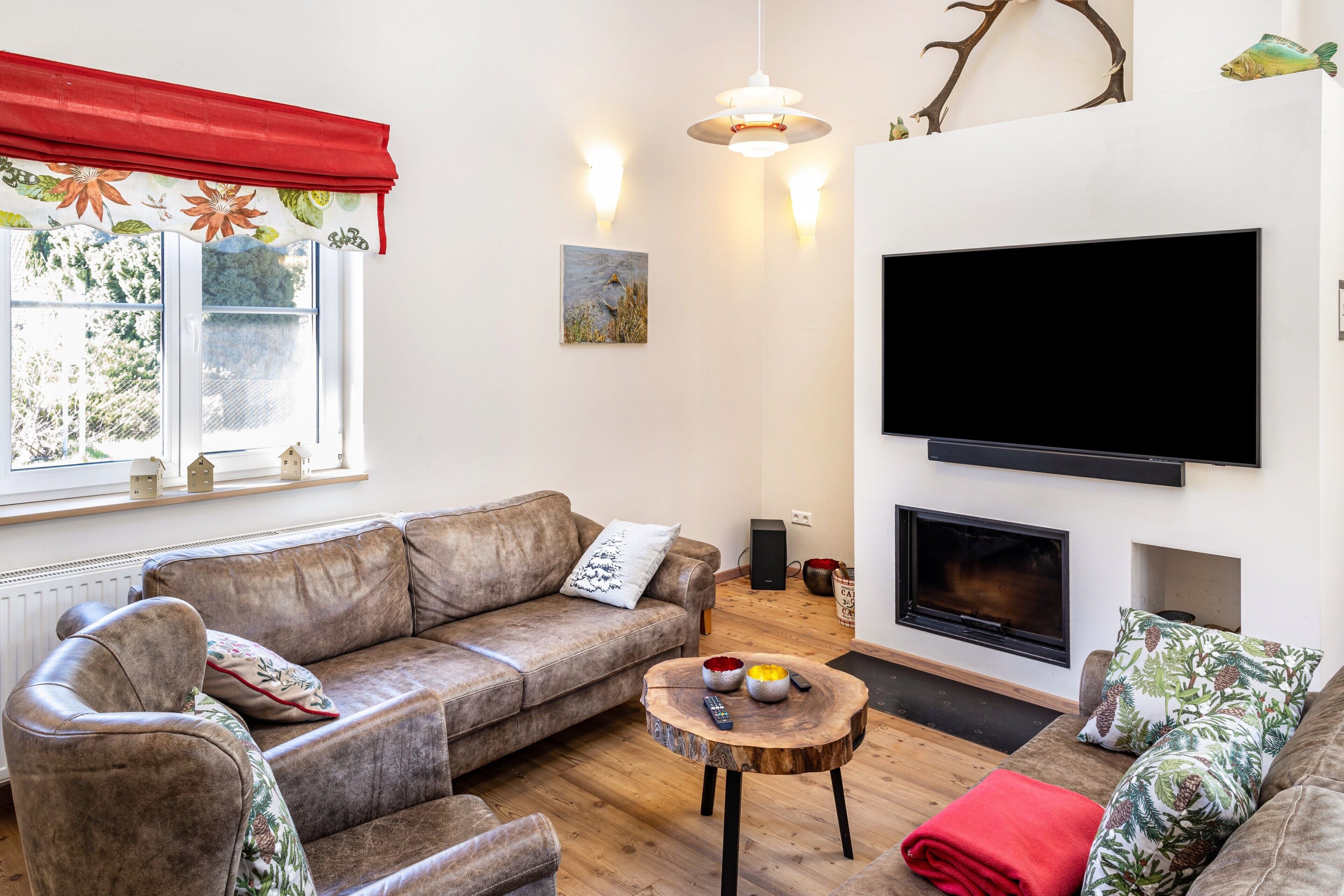 TV, fireplace