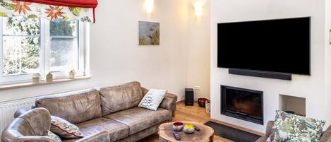 TV, fireplace