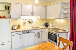 Fridge, microwave, oven, stovetop - Bungalow 'Am Haussee' with Lake View, Private Terrace and Wi-Fi (Himmelpfort)