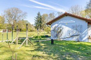 Property grounds - Bungalow 'Am Haussee' with Lake View, Private Terrace and Wi-Fi (Himmelpfort)