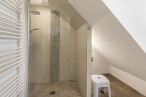 Dusche, kostenlose Toilettenartikel, Handtücher