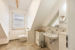 Regadera, amenidades de baño gratuitas, toallas 