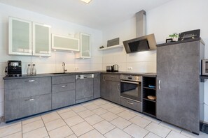 Frigorifero, microonde, forno, piano cottura