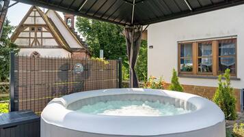 Tina de hidromasaje al aire libre