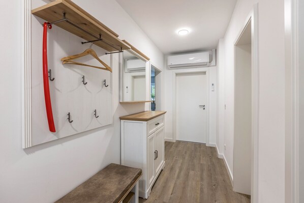 Interior - Apartment 'FeWo Gartenblick Geiseltal' with Private Garden, Wi-Fi and Air Conditioning (Braunsbedra)