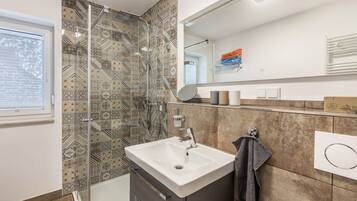 Een douche, een haardroger, handdoeken