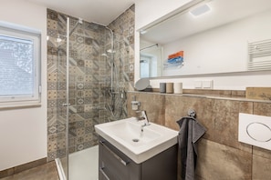 Douche, sèche-cheveux, serviettes fournies