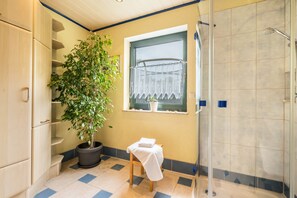 Dusche, Haartrockner, Handtücher