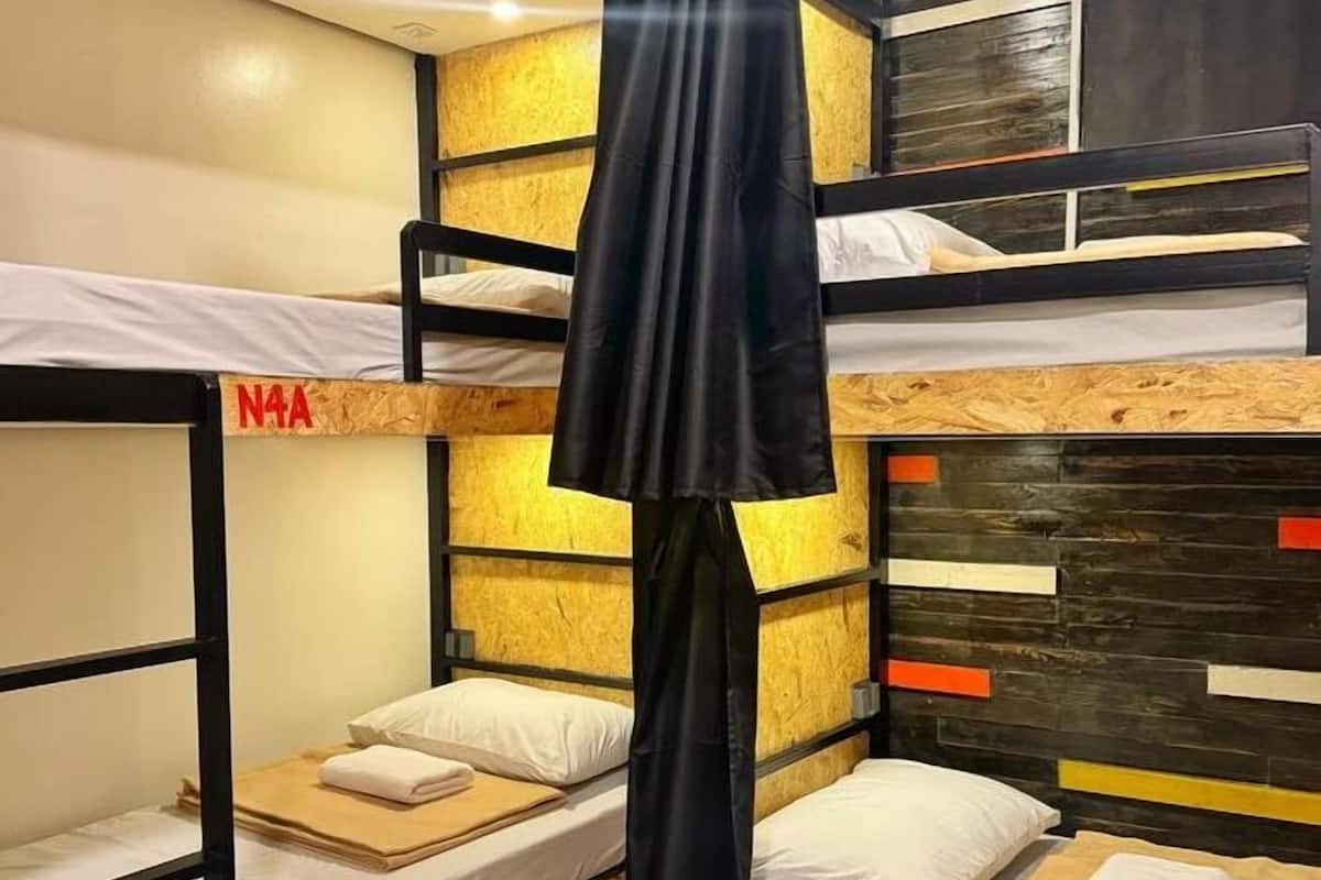 Pillowtop-bedden, een laptopwerkplek, gratis wifi, beddengoed