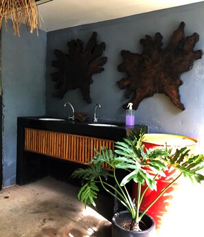 Douche, séchoir à cheveux, bidet, serviettes fournies