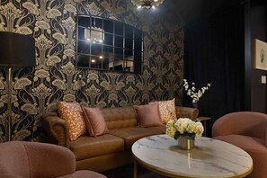 Smart TV, books, offices - Bourbon & Bubbles  - Rooftop Hot Tub & Speakeasy (Nashville)