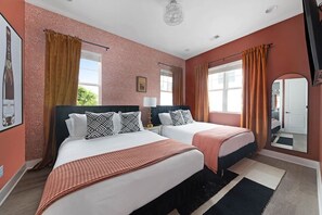 4 soverom, skrivebord, strykejern/-brett og reiseseng for barn