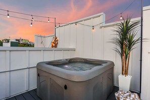 Bañera de hidromasaje al aire libre