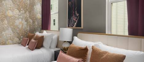 4 habitaciones, escritorio y tabla de planchar con plancha