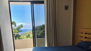 Habitación básica con 2 camas individuales, 2 camas individuales, vista a la alberca | Wifi gratis y ropa de cama 