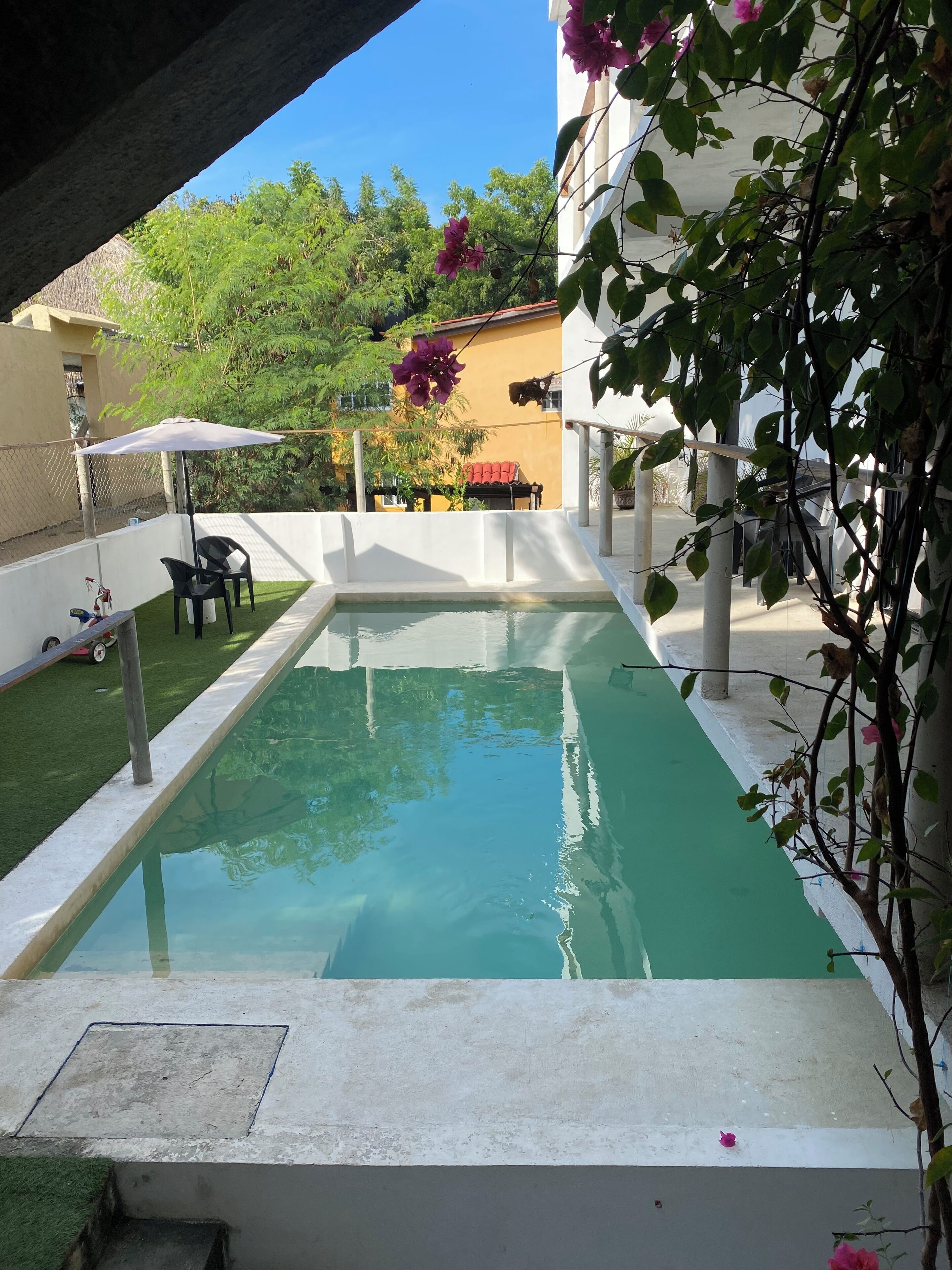 基础三人房, 空调, 泳池景观 | 客房景观