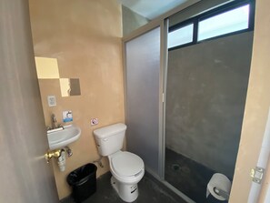 Shower, towels - El Paraíso de Maria (Santa María Tonameca)