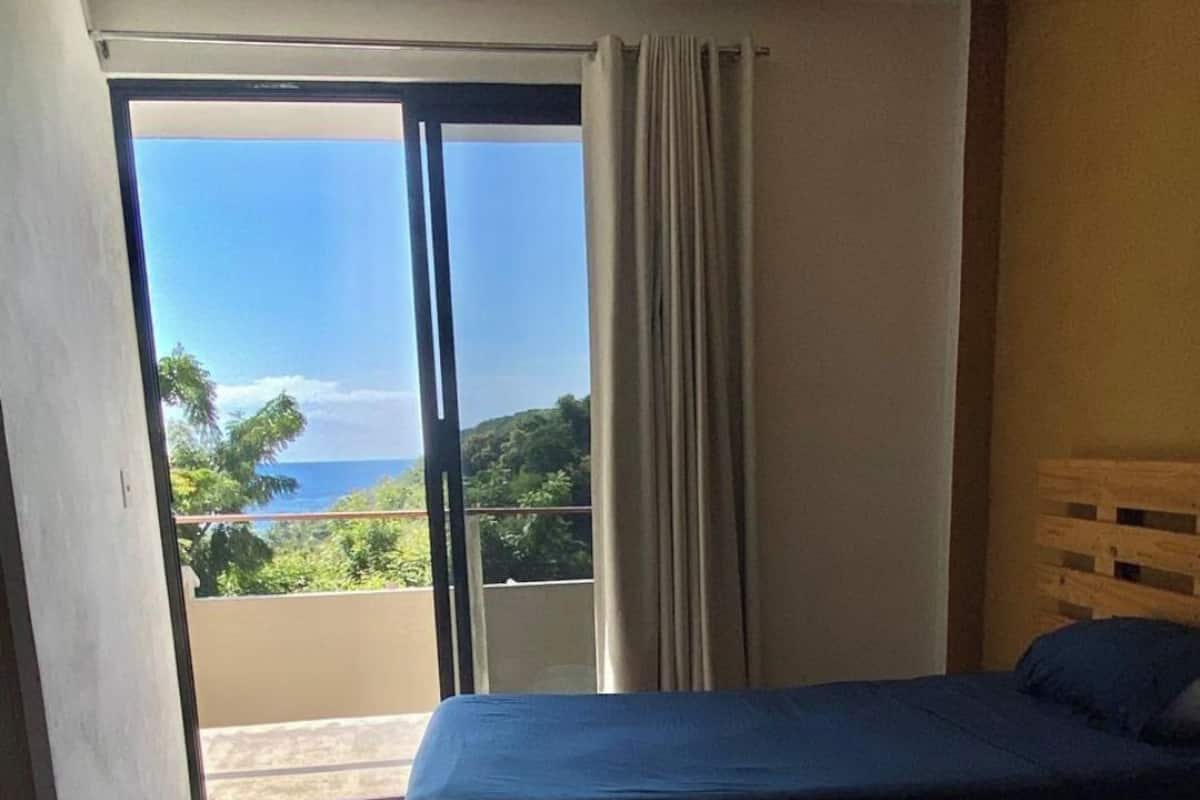 Eenvoudige Twin kamer, airconditioning, uitzicht op zwembad | Een laptopwerkplek, gratis wifi, beddengoed