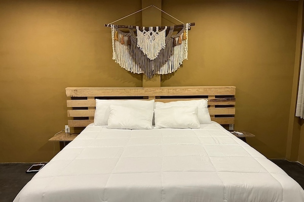 Basic Triple Room, Air conditioning, Pool View | Free WiFi, bed sheets