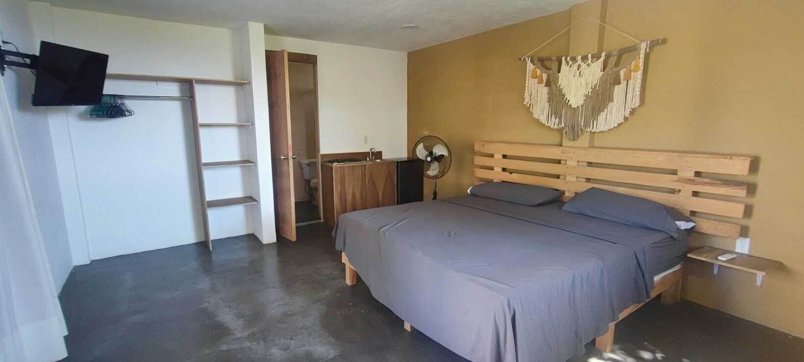 Habitación básica doble, 1 habitación, refrigerador, vista a la alberca | Wifi gratis y ropa de cama 