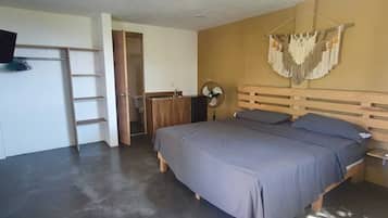 Habitación básica doble, 1 habitación, refrigerador, vista a la alberca | Wifi gratis y ropa de cama