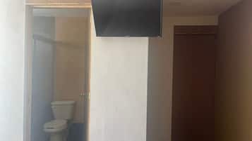 Espacio para trabajar con laptop, wifi gratis y ropa de cama