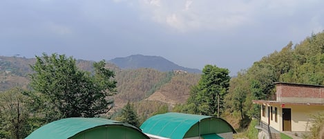 Vista frontal de la propiedad