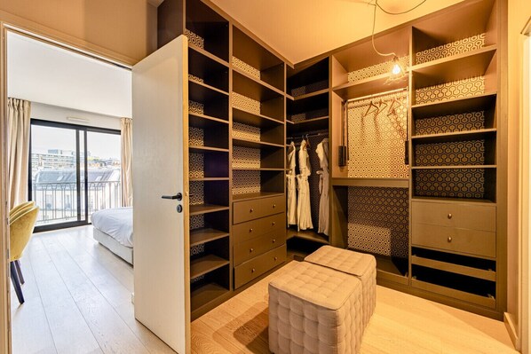 2 عدّة غرف نوم ومكواة/لوح كي وسرير سفر وواي فاي