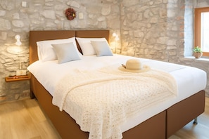 Family Apartment, 2 Bedrooms, Mountainside (Štanjel Retreat Apartment Standart ) | 2 bedrooms, bed sheets