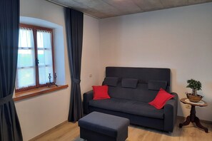 Familjelägenhet - flera sovrum - intill bergen (Štanjel Retreat Apartment Superior) | Vardagsrum | 21-tums platt-tv med kabelkanaler och tv